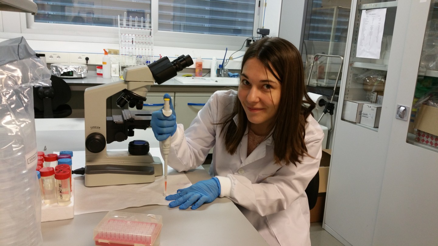 Una joven bioquímica de la Universidad de Zaragoza recibe el premio del Congreso de Biomedicina