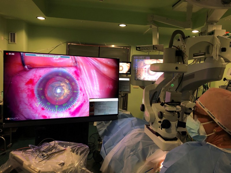 El Hospital Clínico de Zaragoza incorpora a la cirugía de cataratas la visualización del ojo en 3D